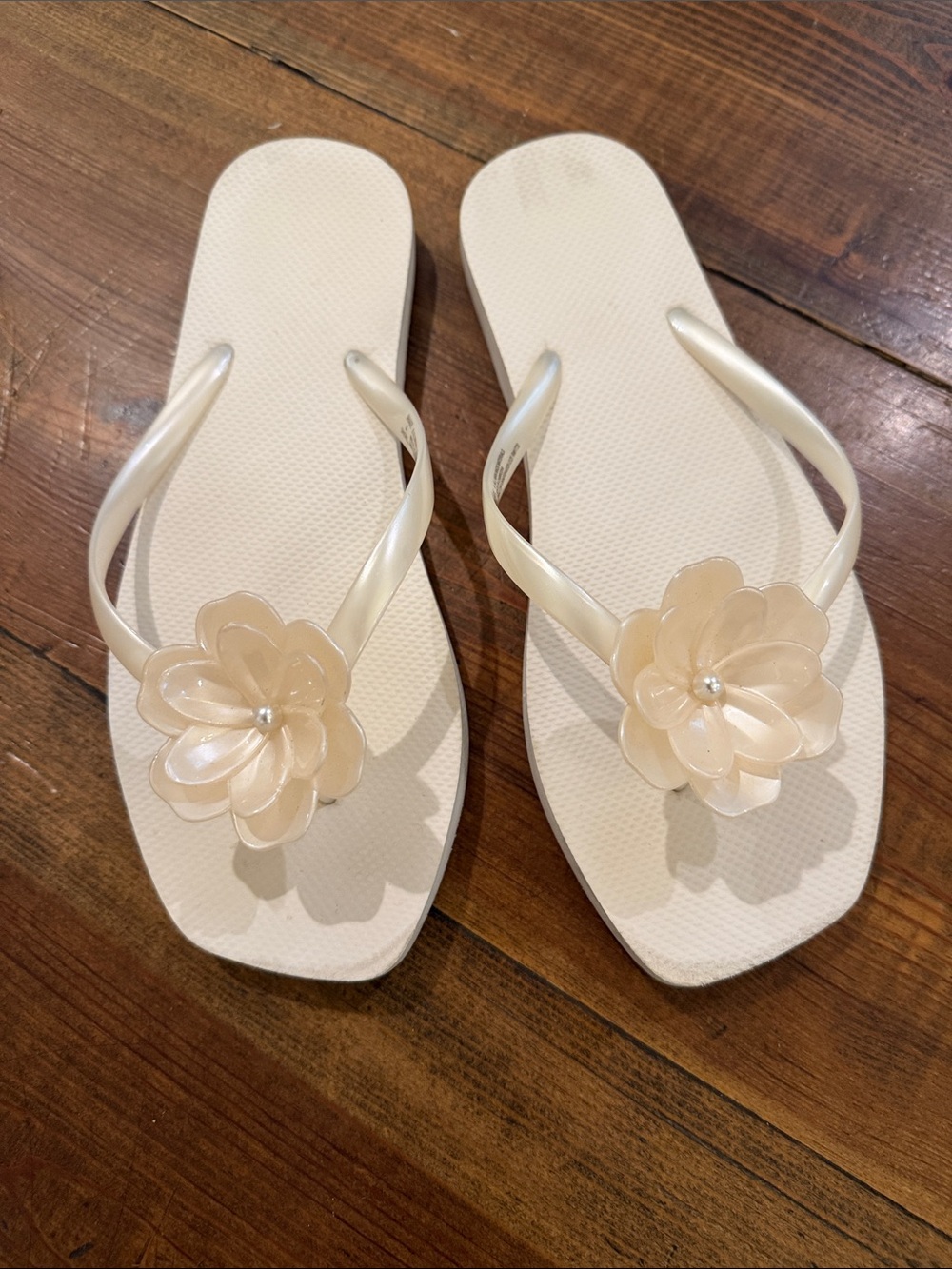 Shade & Shore Pearlescent Cream Floral Thong Sandals
